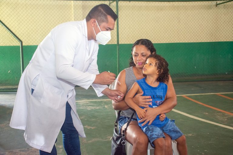 É A VEZ DOS BEBÊS RECEBEREM A VACINA CONTRA A COVID-19!