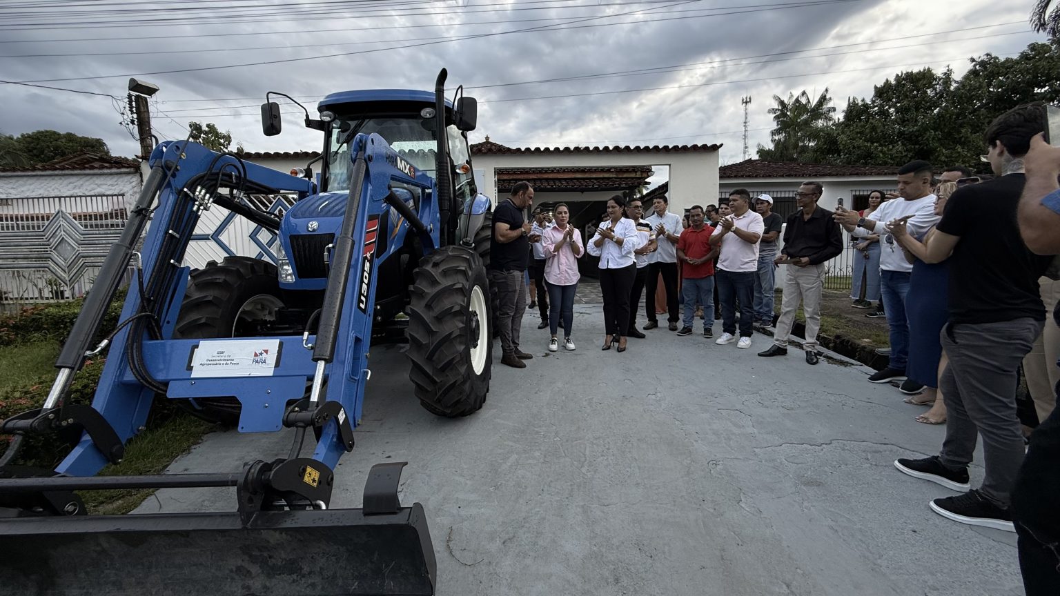 Prefeitura de Nova Timboteua recebe trator agrícola por meio de emenda parlamentar